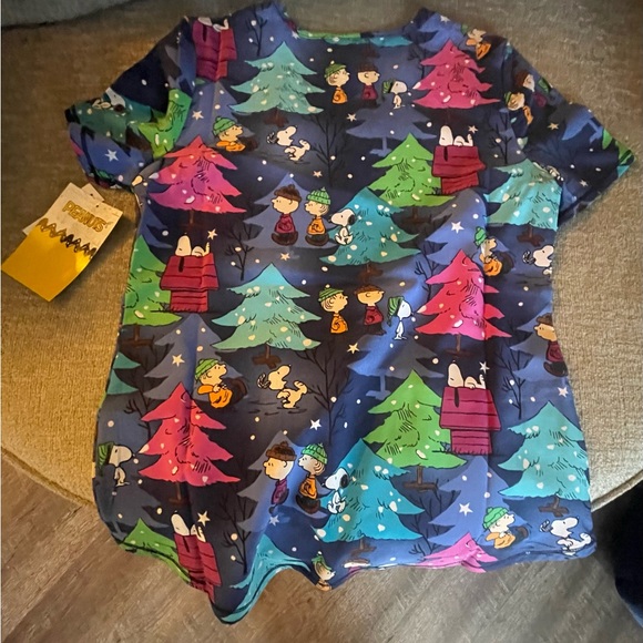 Cute Christmas Peanuts nursing top (new ) - Picture 2 of 2
